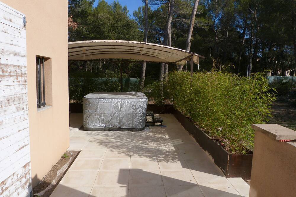 Appartement entier, Studio Avec Jacuzzi A L Ombre Des Chenes in Pernes-les-Fontaines, Parc naturel régional du Mont-Ventoux