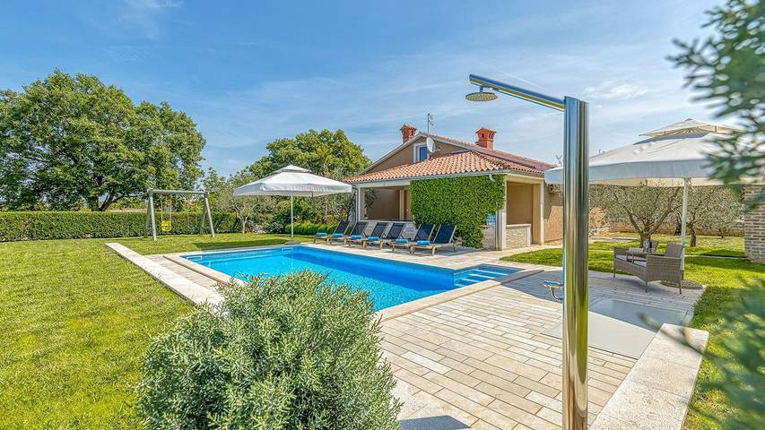 Villa pour 8 personnes, avec jardin et piscine, animaux acceptés à Selina