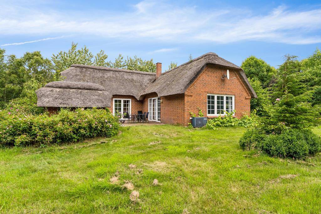 Luksuriøst sommerhus med indendørs pool, spabad og sauna tæt på stranden i Vester Husby in Ulfborg, Holstebro Kommune