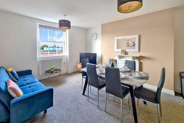 Apartment for 9 people in Cheltenham