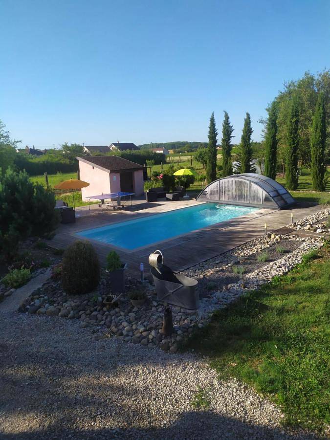 Location de vacances pour 4 personnes, avec Terrasse ainsi que Jardin et Piscine à Comblanchien