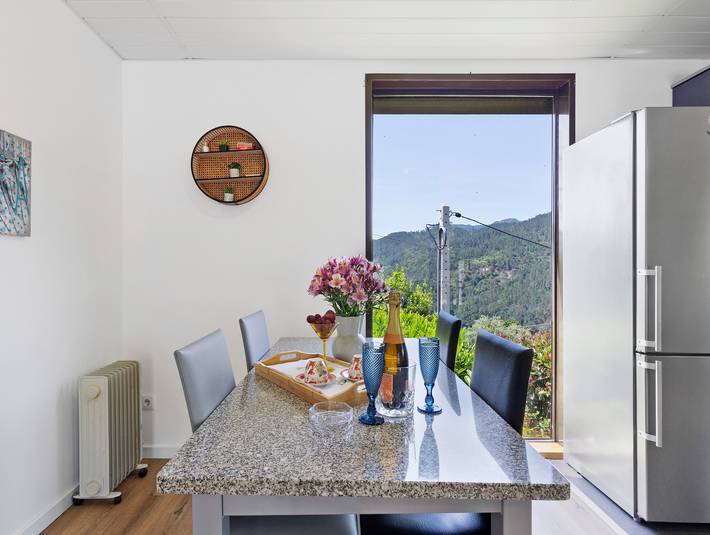 Holiday Home 'Casa Das Camélias' with Lake View, Wi-Fi and Air Conditioning in Ventosa e Cova, Braga District