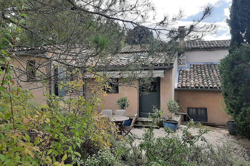 Maisonnette entièrement rénovée, pour un séjour au calme au  milieu des vignes . in Vaison-la-Romaine, Parc naturel régional du Mont-Ventoux