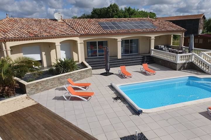 Location de vacances pour 12 personnes, avec terrasse et jardin à Puysserampion