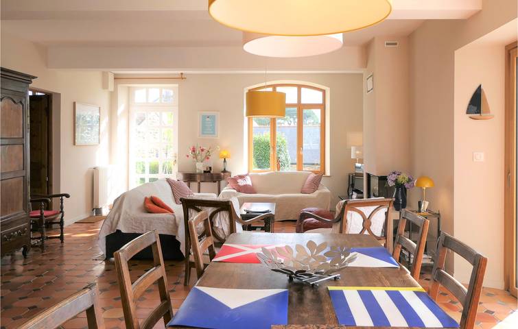 Escapade au bord de la mer : Apt de 160m2 avec lit bébé, TV, parking, jardin et WiFi - 900m de la Plage du Trestraou in Perros-Guirec, Côte de Granit Rose