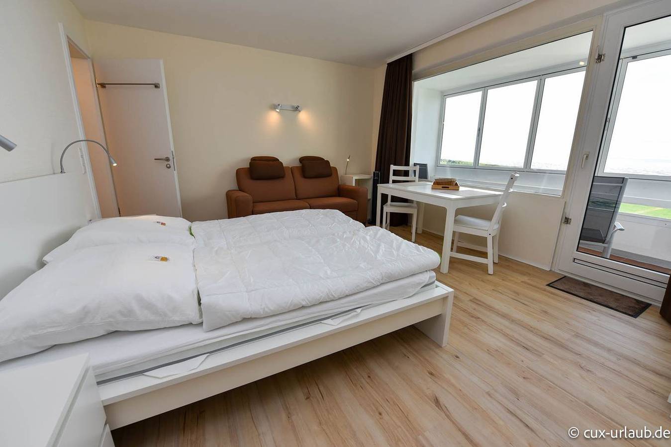 Ganze Wohnung, Exklusive Ferienwohnung mit Meerblick, Balkon, Pool und Sauna direkt am Strand in Döse, Cuxhaven