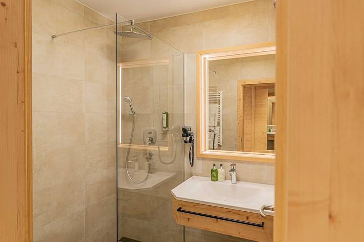 Ganze Wohnung, Doppelzimmer Feuerlilie - Hotel Tyrol am Haldensee in Grän, Allgäuer Alpen (Österreich)