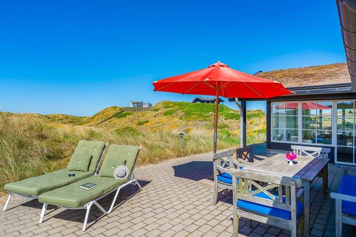 Ferienhaus auf einer Dünenspitze und nur wenige hundert Meter von der Nordsee entfernt. in Henne, Varde