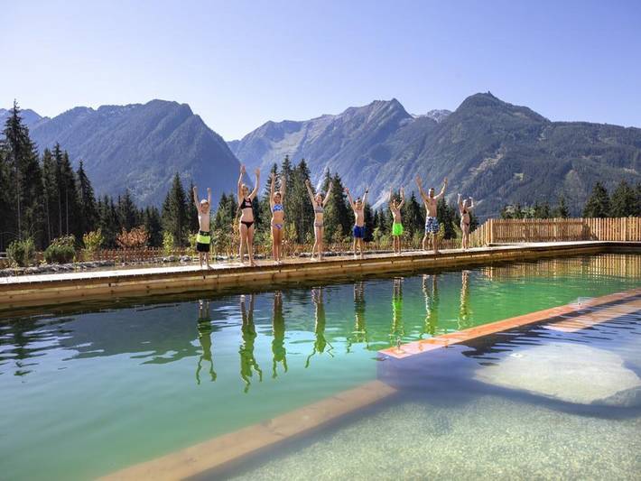 Chalet für 8 Personen, mit Balkon/Terrasse und Pool sowie Sauna