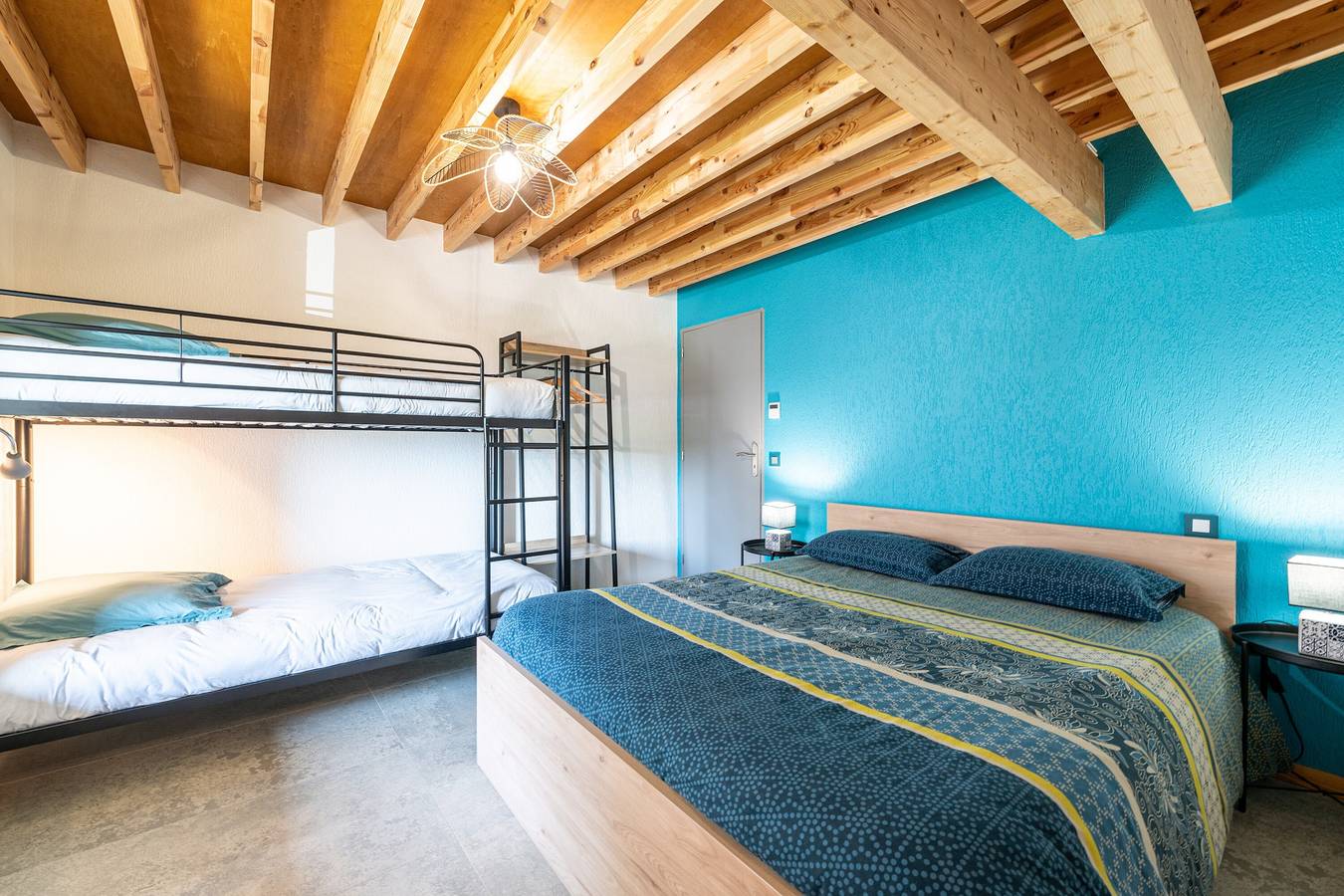 Chambre d'hôte la chambre Bleue avec vue sur les montagnes, terrasse privée et jardin partagé in Moye (Haute-Savoie), Région d'Annecy