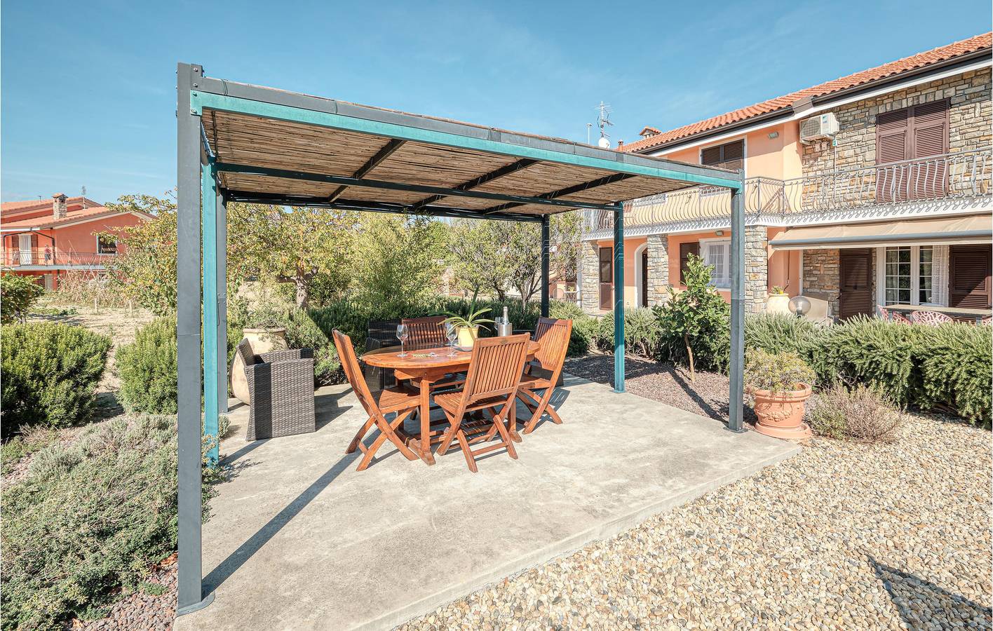 Ganze Ferienwohnung, Apartment mit Meerblick, Parkplatz und Internet - 1,5 km zum Strand in Porto Maurizio, Imperia