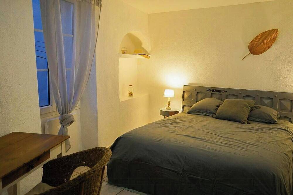 Dorfhaus am Flussufer in Bize-Minervois, Mittelmeerküste (Frankreich)