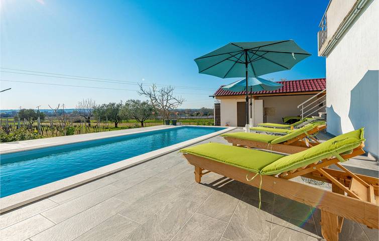 Modernes Apartment mit 2 Schlafzimmern, Pool und Terrasse, 200 m von lokalen Restaurants entfernt in Galovac, Zadar