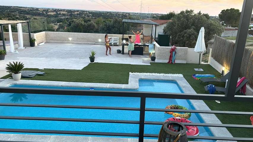Casa rural para 10 personas, con jardín además de piscina y vistas en Méntrida