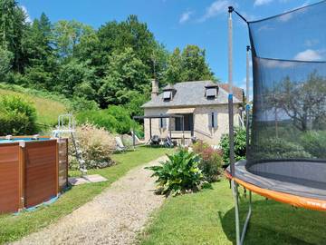 Gîte pour 6 personnes, avec terrasse ainsi que jardin et piscine à Goulles