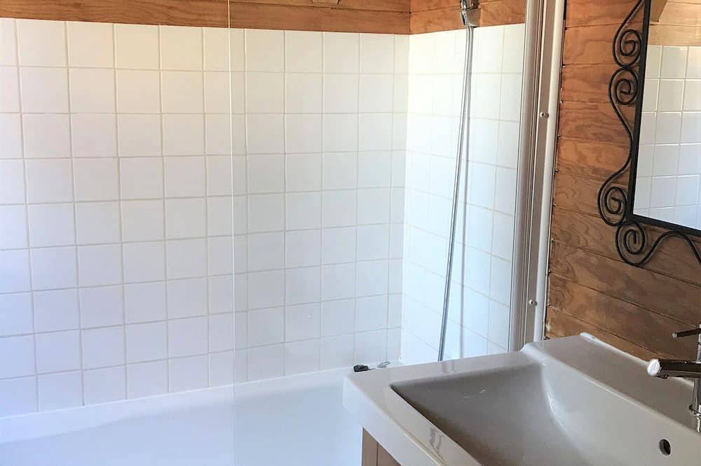 3-Room Chalet with Terrace and Free Parking in La Joue du Loup, Le Dévoluy