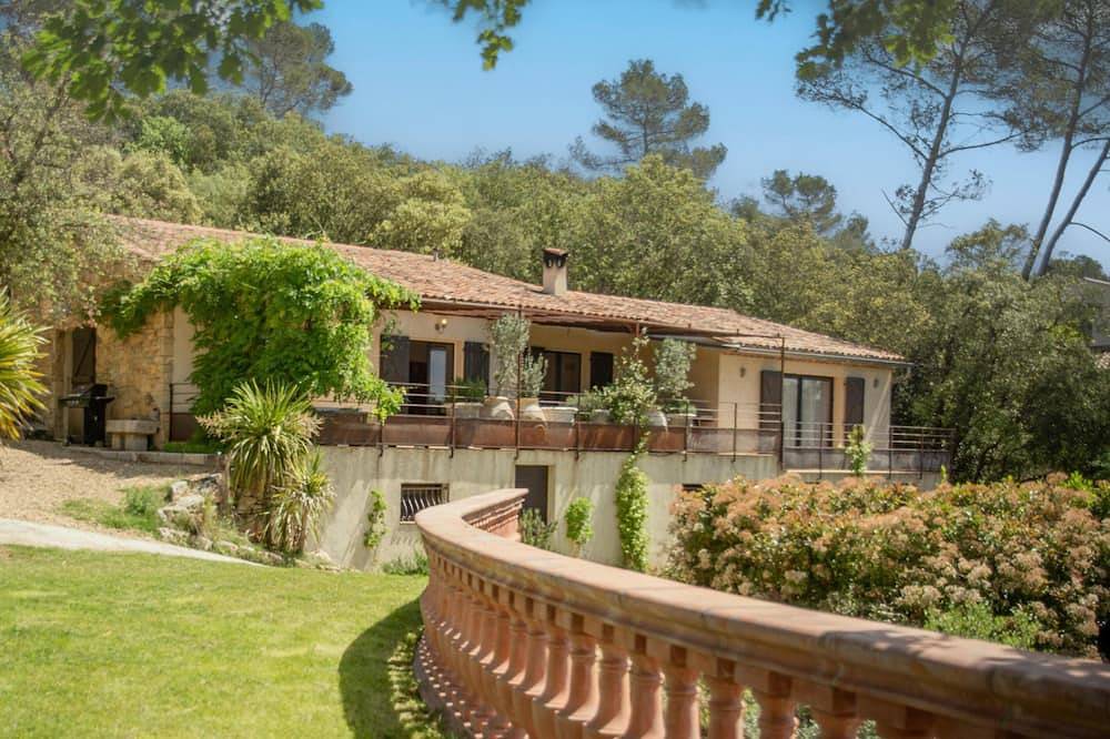 Luxury villa with pool and enclosed garden in Entrecasteaux, Brignoles region