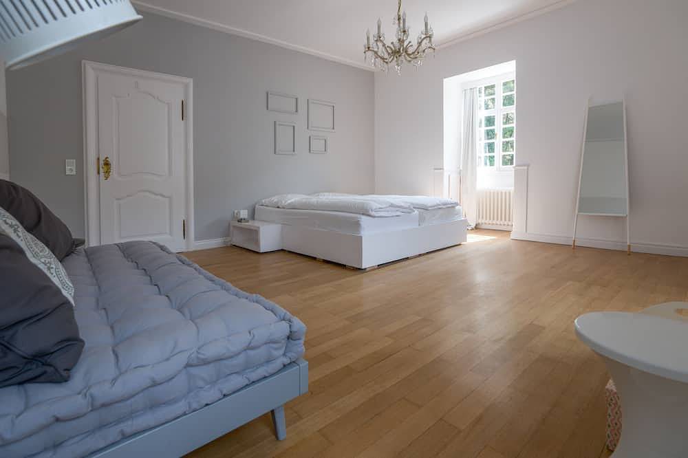 Villa \"Bleibe\" mit Privatbrücke, Pavillon, Park, Alleinlage mitten in Monschau in Monschau, Naturpark Hohes Venn-Eifel