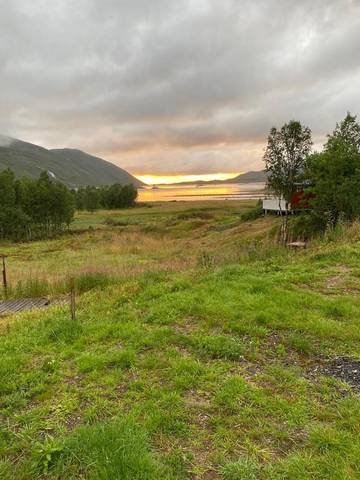 Gîte pour 4 personnes, avec vue sur le lac ainsi que jardin et vue dans Berg (Norvège)