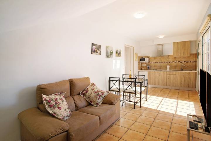 Apartamento entero, Vacaciones 'Montemar 1' con vistas al mar, piscina compartida y Wi-Fi in El Moreto, Moya