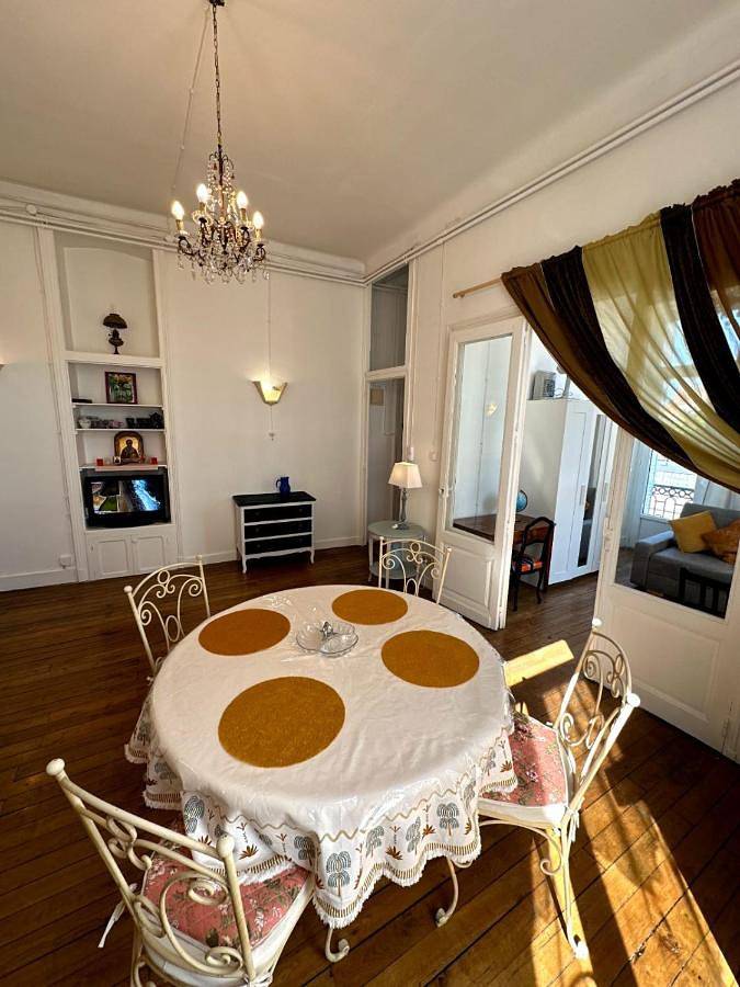 Gîte pour 4 personnes, avec Balcon ainsi que Jardin et Vue dans Casino Grand Cafe de Vichy - 4