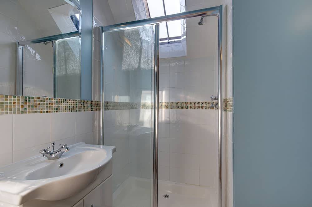 Chaff House - sleeps 6 guests in 3 bedrooms in Bodham, Norfolk Coast