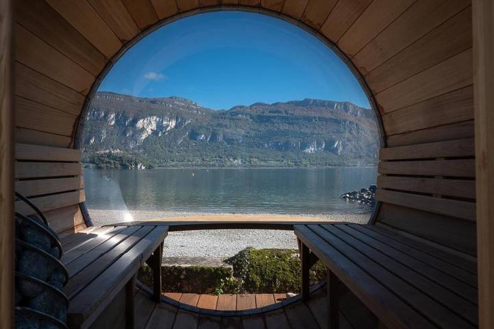 Location de vacances pour 8 personnes, avec vue et terrasse ainsi que sauna et jardin dans Plage De La Chatiere Conjux