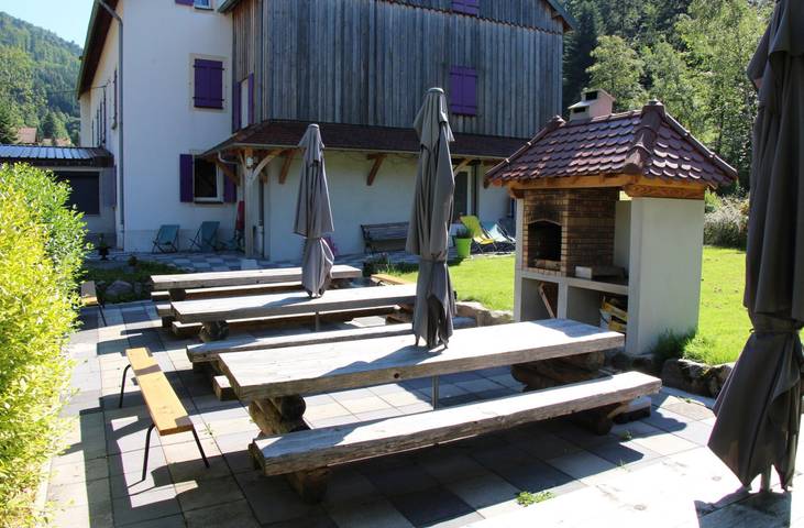 Gîte pour 35 personnes, avec jacuzzi et jardin ainsi que terrasse et sauna, animaux acceptés - 1