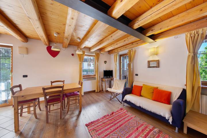 Entire apartment, Apartment 'Villa Cleila Blu D' with Mountain View, Shared Garden and Balcony in San Vito di Cadore, Dolomiti Superski