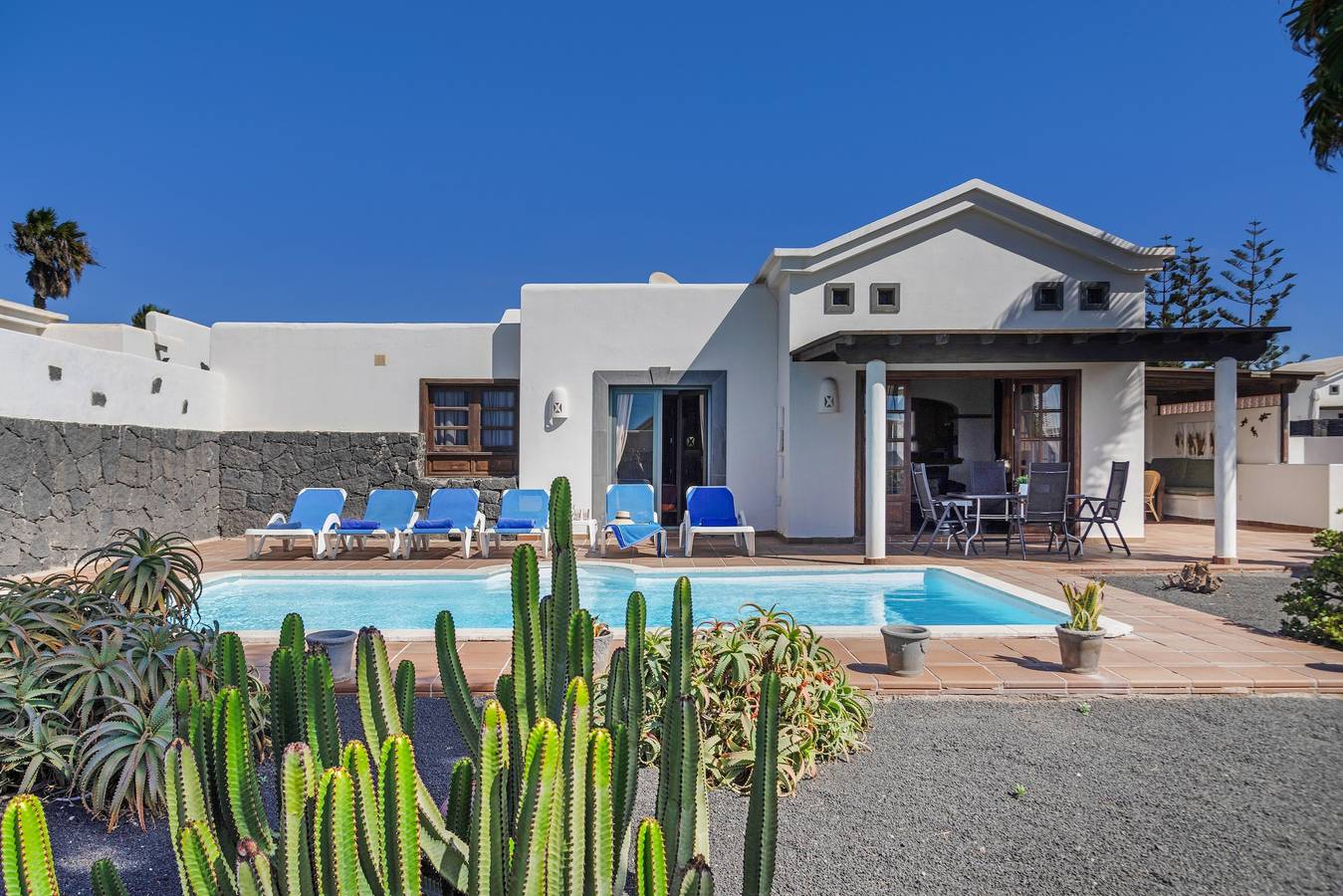 Maison de vacances "Villa Tania" avec vue sur la mer piscine, jardin, terrasses et Wi-Fi. in Montaña Roja, Yaiza