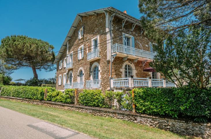 Gîte pour 14 personnes, avec piscine ainsi que balcon et jardin dans le Gers - 2