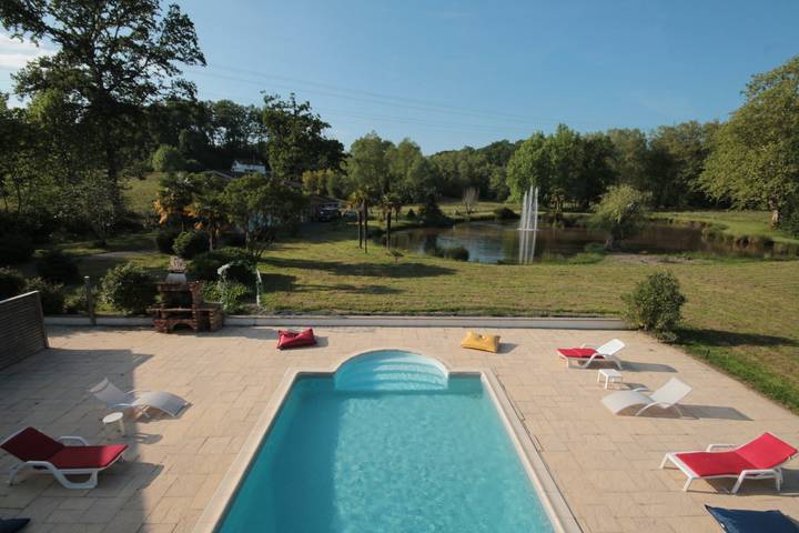 Chambre d’hôte pour 2 personnes, avec piscine et jacuzzi ainsi que jardin et sauna
