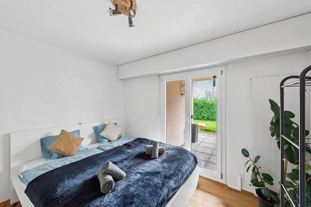 Ganze Wohnung, Exquis Design 2-Zimmer-Wohnung Zürich Roset I Garten I Seeblick in Richterswil, Kanton Zürich