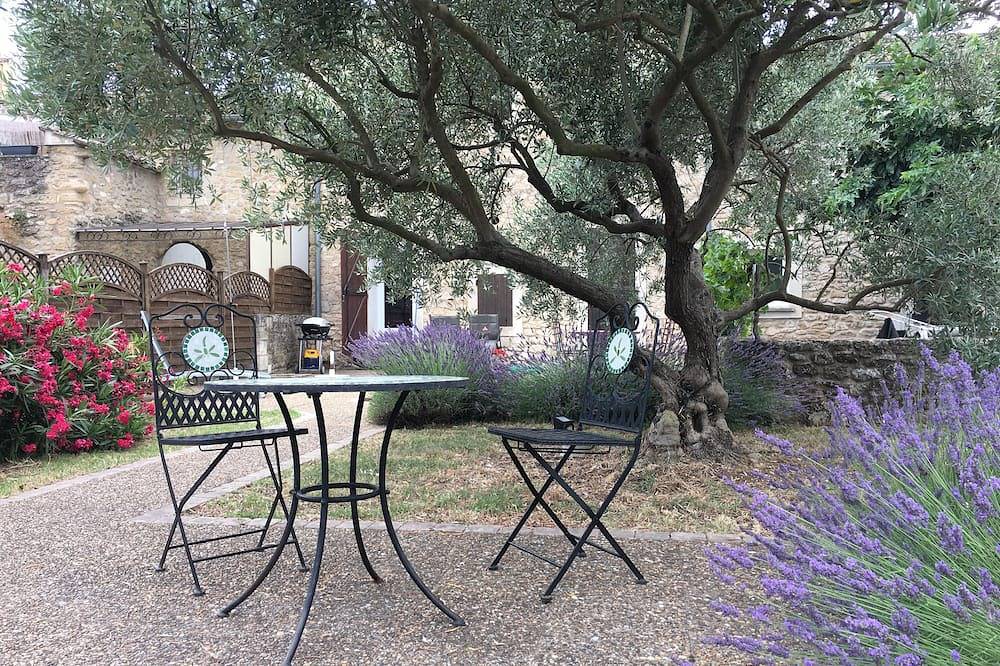 Part of Résidence Lou Boulidou, former vineyard, now unique vacation rentals. in Maubec, Parque natural regional del Luberon