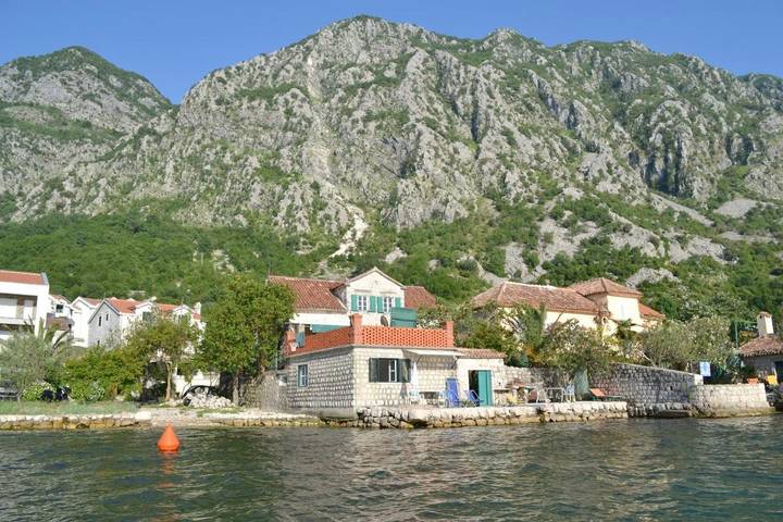 Gîte pour 4 personnes, avec terrasse et jardin dans Risan