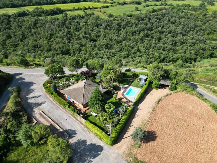 Casa rural para 7 personas, con vistas además de jardín y piscina, Se admiten mascotas en Noguera