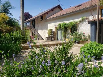 Chambre d’hôte pour 5 personnes, avec piscine ainsi que vue et jardin à Melay (Saône-et-Loire)