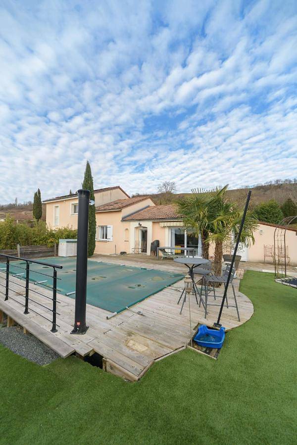 Location de vacances pour 8 personnes, avec piscine ainsi que vue et jardin à Abrest - 2