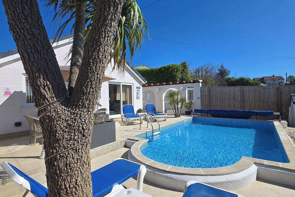 Atractivo bungalow con piscina privada cerca de Tenby in Pembrokeshire