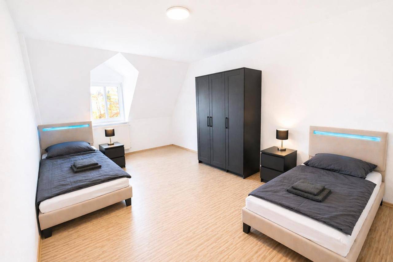 Ganze Wohnung, Leta Homes - Komfortable Fewo mit Traumbalkon mit flexiblem, Self-Check-In & eigenen Parkplätzen in Straubing, Ostbayern