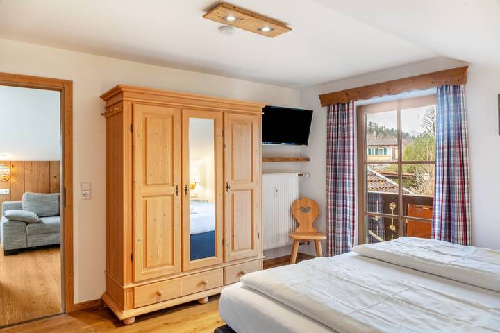 Appartement entier, Appartement de vacances "Haus Alpenquelle Alpenblick" avec vue sur la montagne, balcon et Wlan in Bad Kohlgrub, Alpes bavaroises