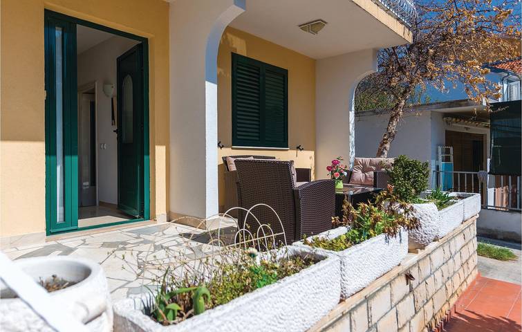 Apartamento vacacional entero, Acogedor apartamento con terraza, aparcamiento y wifi - A 2,5 km de la playa in Rogoznica, Condado de Šibenik-Knin