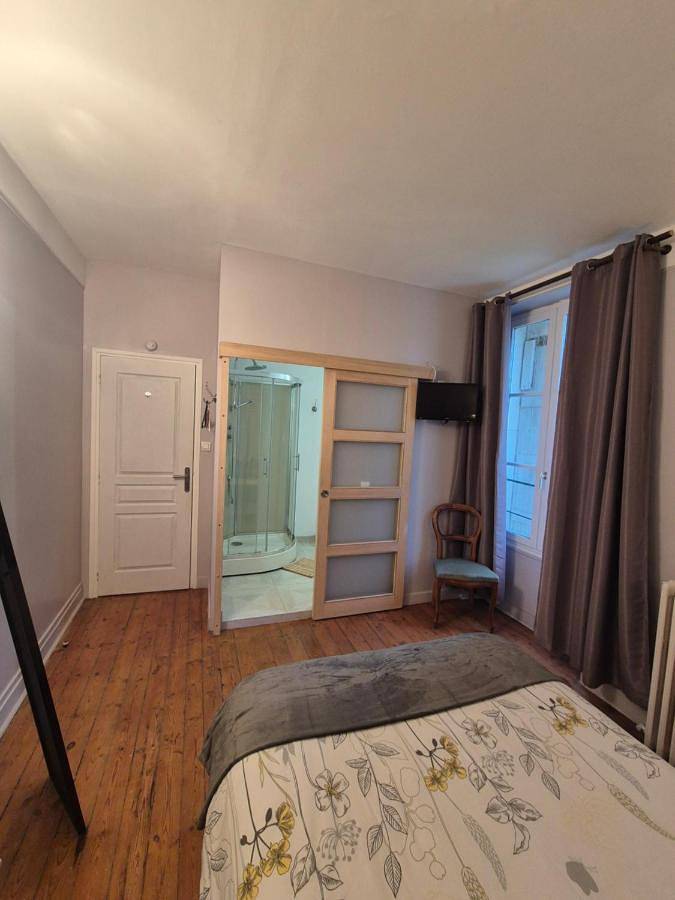Five-Bedroom House in Nouans-les-Fontaines, Région de Loches