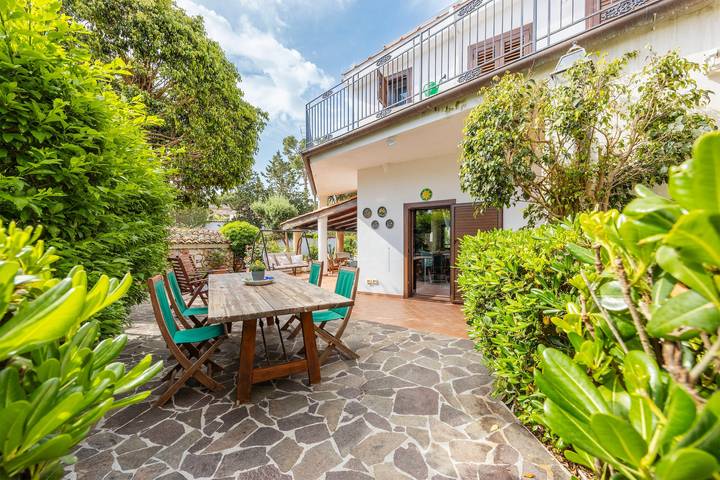 Villa 'Ellie' with Private Garden, Wi-Fi and Air Conditioning in Carini, Palermo provins