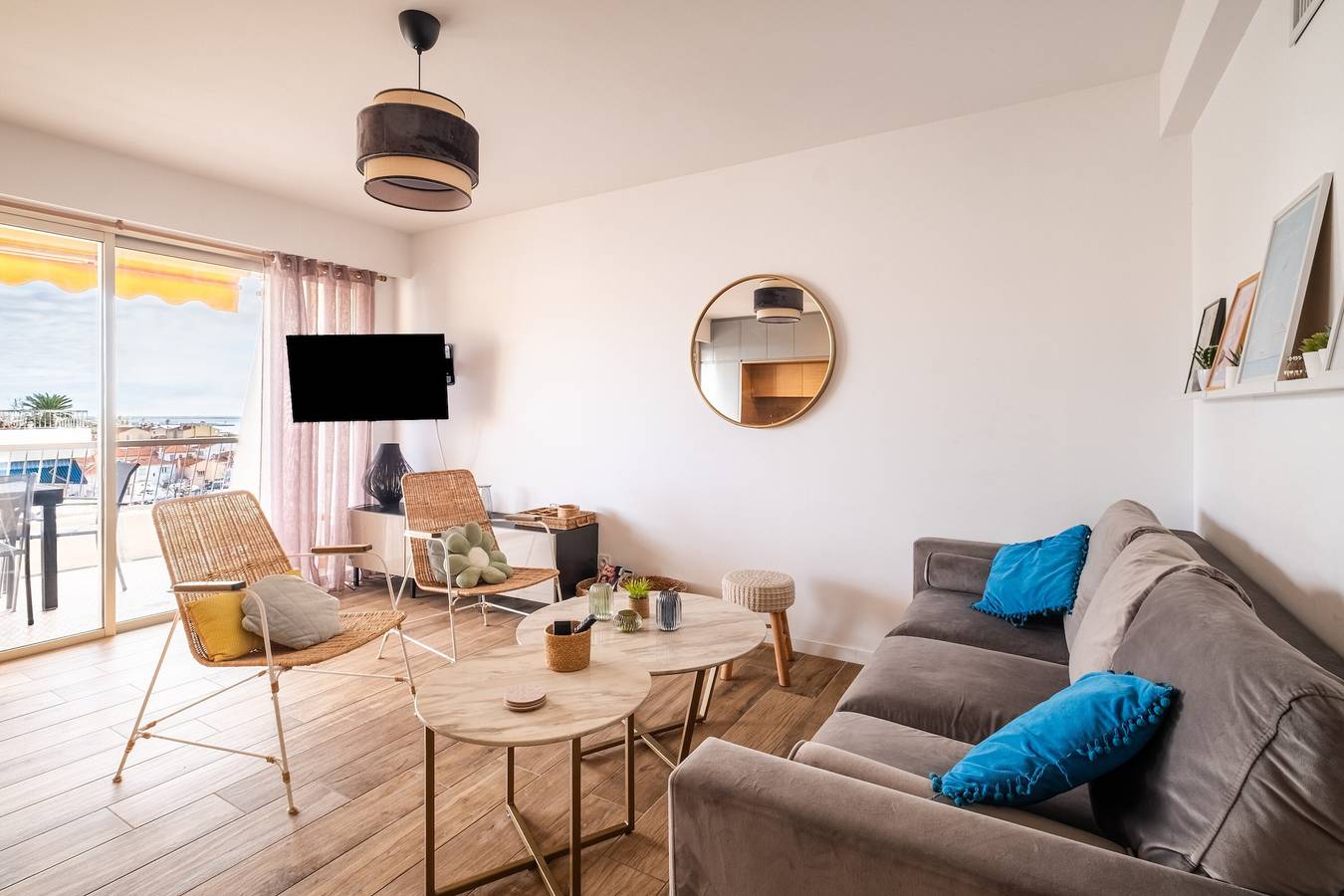 Appartement entier, 'Couronne Cros' Proche plages, bel appartement traversant avec vue mer, climatisation et parking in Cagnes-sur-Mer, Région de Cannes