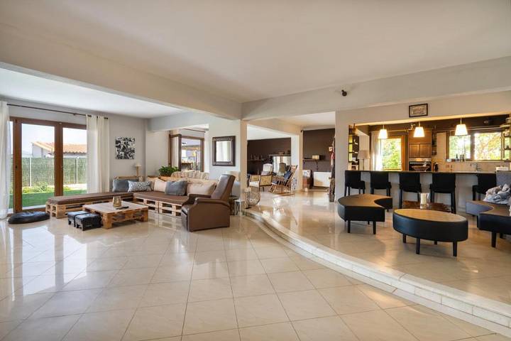 Location de vacances pour 9 personnes, avec vue et jardin, animaux acceptés dans Anavissos