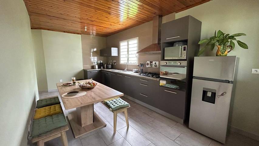 Location de vacances pour 8 personnes, avec vue ainsi que terrasse et jardin dans Grand-Îlet - 2