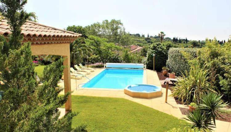 Location de vacances pour 12 personnes, avec vue ainsi que jardin et piscine à Neffiès - 3