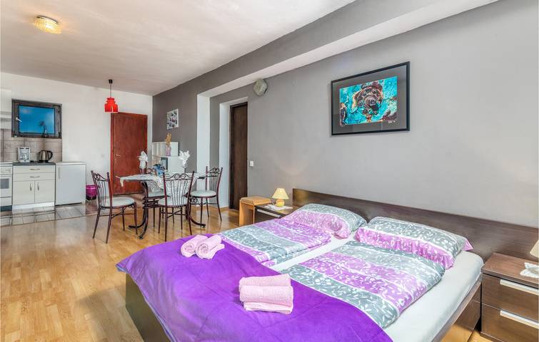 Appartement de vacances entier, Appartement confortable avec terrasse, à 700 m de la plage et doté d'équipements modernes in Punat, Krk
