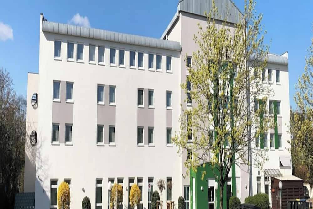 Comfortable Double Room | Great Base for Exploring the Rhine Region in Monheim am Rhein, Kreis Mettmann